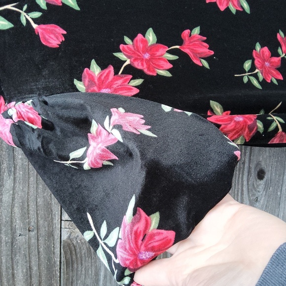 Draper James black Velvet Dress with roses size large - Picture 3 of 9